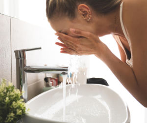 Samo SPF to za mało. Naukowcy ostrzegają: „miejskie starzenie” niszczy cerę 2,5 razy szybciej