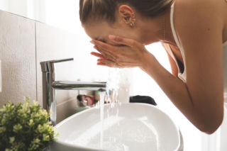 Samo SPF to za mało. Naukowcy ostrzegają: „miejskie starzenie” niszczy cerę 2,5 razy szybciej