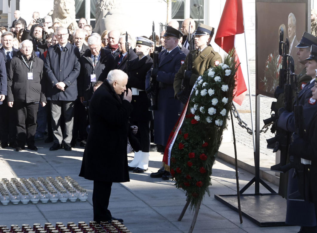Rocznica katastrofy smoleńskiej. Prezydent Nawrocki uczcił pamięć zmarłych