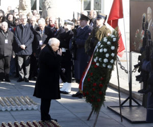 Rocznica katastrofy smoleńskiej. Prezydent Nawrocki uczcił pamięć zmarłych