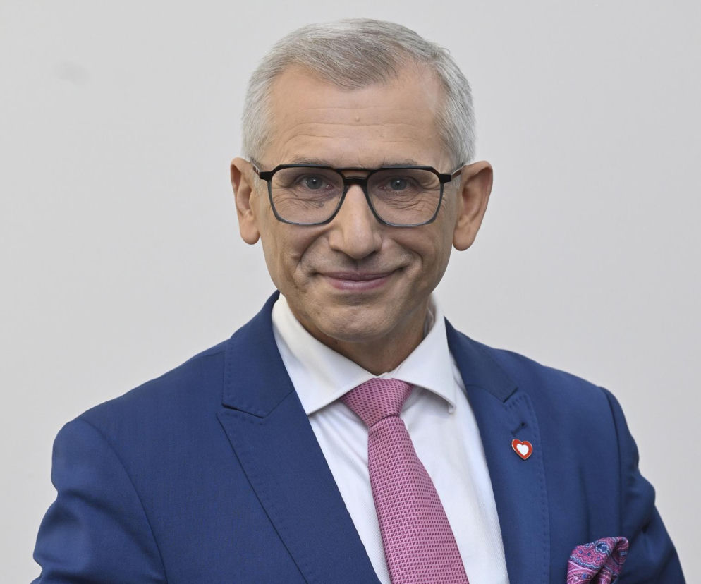 Senator Krzysztof Kwiatkowski w niebieskim garniturze i różowym krawacie. O kulisach spotkania KO w SE Polityka.