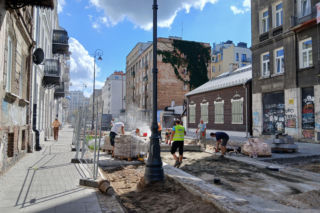 Warszawa zazielenia ul. Środkową, gdy obok walą się kamienice. Dwie twarze Pragi-Północ