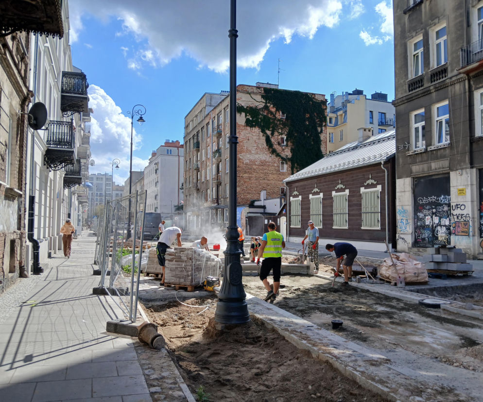 Robotnicy przebudowują ul. Środkową w Warszawie na tle starych kamienic. O kontrastach Pragi przeczytasz w serwisie Architektura.