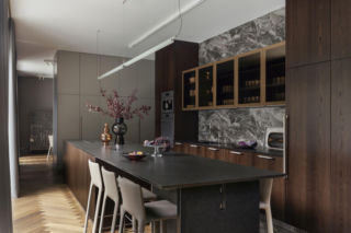 Wraca moda na PRL? Dom inspirowany kostkami z l. 70.! Wnętrza wypełniła sztuka