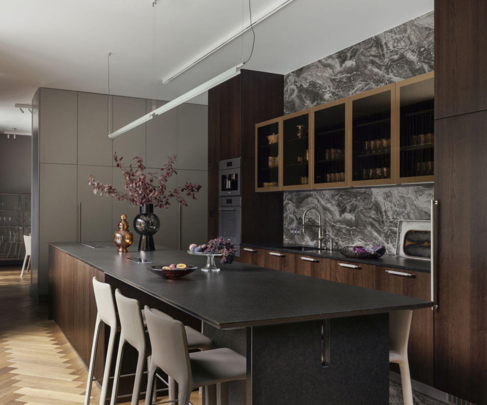 Wraca moda na PRL? Dom inspirowany kostkami z l. 70.! Wnętrza wypełniła sztuka