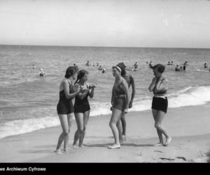 Jak dawniej wyglądało plażowanie? Te zdjęcia to prawdziwe perełki! [GALERIA]