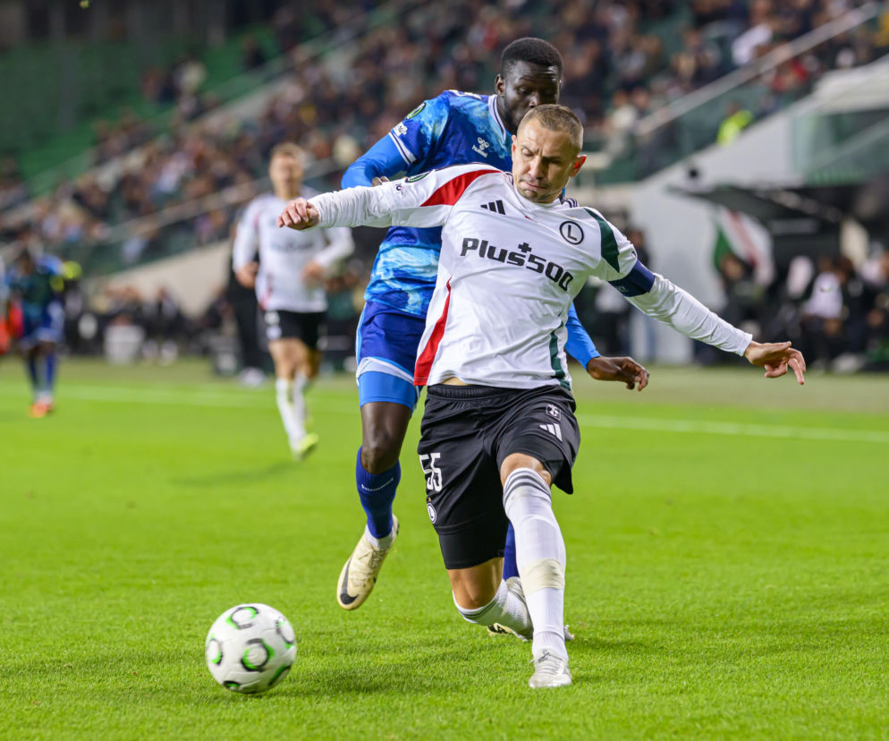 Artur Jędrzejczyk walczący o piłkę podczas meczu Legii Warszawa. O pożegnaniu legendy przeczytasz na SE Supersport.