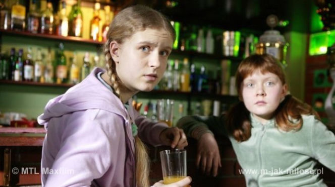 M jak miłość. Natalka (Marcjanna Lelek), Ula (Iga Krefft)