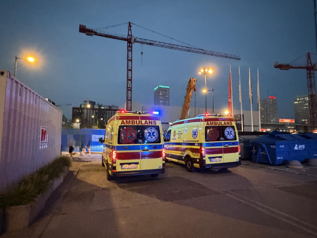 Nietrzeźwy mężczyzna tańczył na murku, stracił równowagę i spadł na podjazd garażu podziemnego