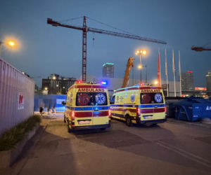 Nietrzeźwy mężczyzna tańczył na murku, stracił równowagę i spadł na podjazd garażu podziemnego