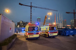 Nietrzeźwy mężczyzna tańczył na murku, stracił równowagę i spadł na podjazd garażu podziemnego
