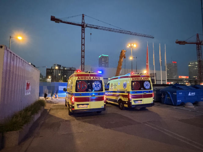 Nietrzeźwy mężczyzna tańczył na murku, stracił równowagę i spadł na podjazd garażu podziemnego