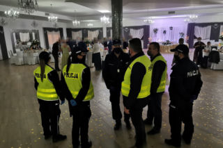 Państwo młodzi uciekli przed policją i Sanepidem. Wiemy, co mówili goście weselni