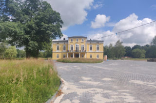 To jedno z najpiękniejszych miast na Śląsku. Czaruje jedynym takim pałacem myśliwskim w Polsce