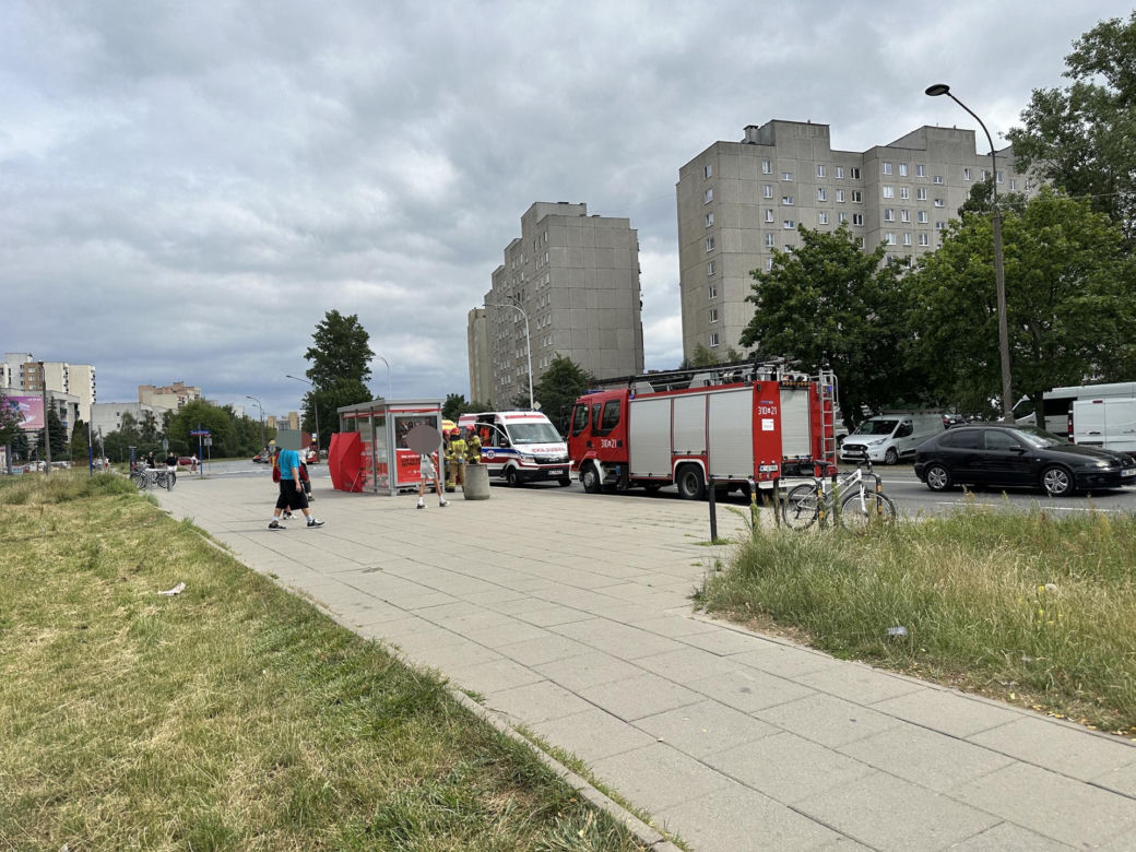 Horror na przystanku autobusowym w Warszawie. Upadł na ziemię i zmarł. Reanimacja nie przyniosła skutku