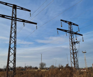 Kętrzyn. 18-latek przeciął siekierą kable energetyczne i zginął