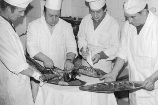 QUIZ PRL. Od kotletów mielonych po Polo-Cocktę: Sprawdź, co królowało na stołach w czasach niedoboru