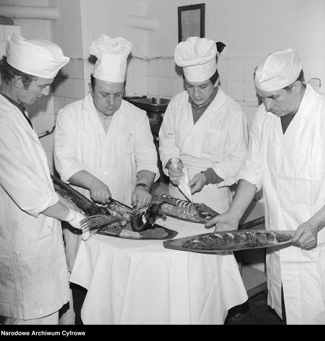 QUIZ PRL. Wuzetka czy zimne nóżki pod wódkę? Sprawdź, czy pamiętasz przysmaki gastronomii PRL