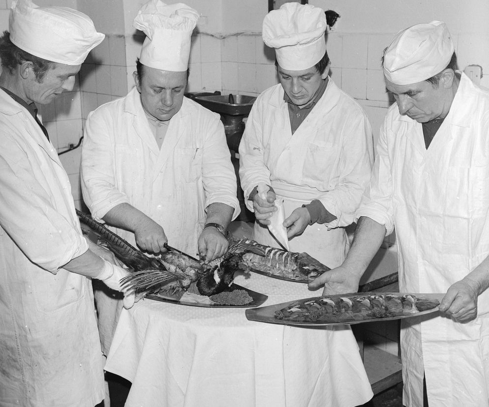 QUIZ PRL. Od kotletów mielonych po Polo-Cocktę: Sprawdź, co królowało na stołach w czasach niedoboru