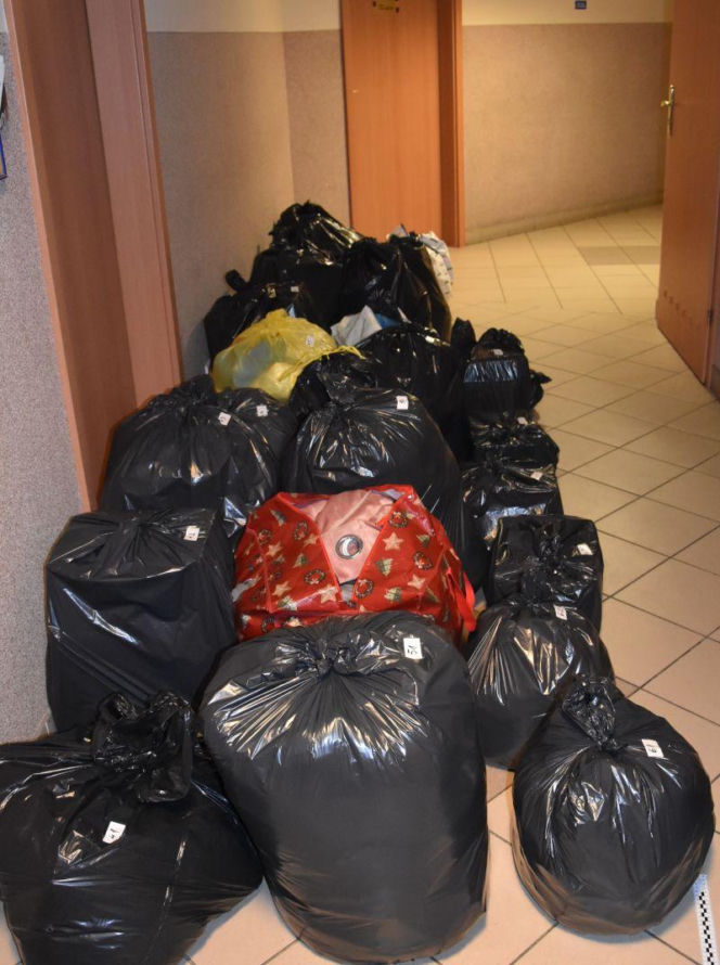 Trzy kobiety wpadły w ręce policji po serii kradzieży w sklepach odzieżowych. W sprzedaży łupów pomagał im ojciec