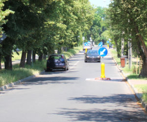 Drogowy absurd? Kierowcy z Tarnowa muszą jeździć slalomem!