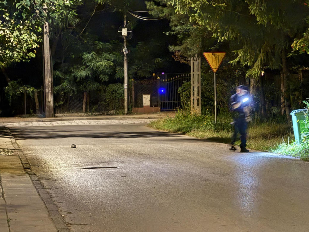 Nocny pościg na Białołęce. Samochodem huknął w drzewo, uciekając zgubił klapki