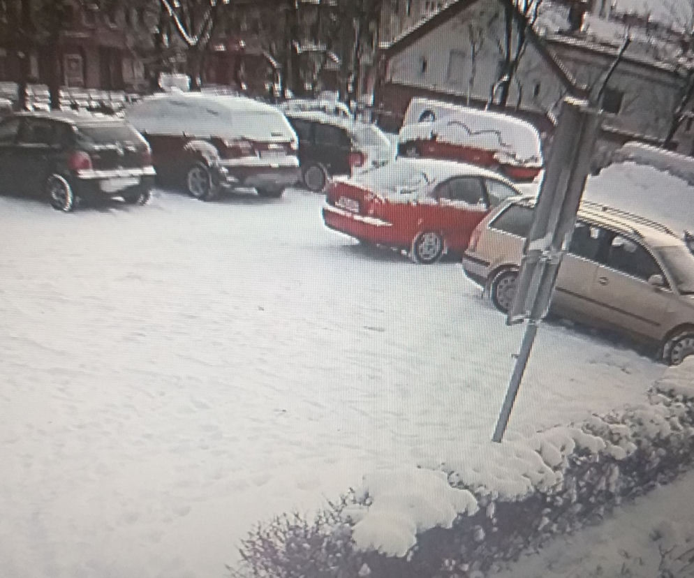 Mistrz parkowania uderzył w auto i uciekł! Policja opublikowała nagranie