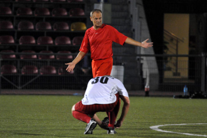 Donald Tusk gra w piłkę