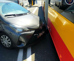 Zderzenie autobusu z osobówką w centrum Warszawy