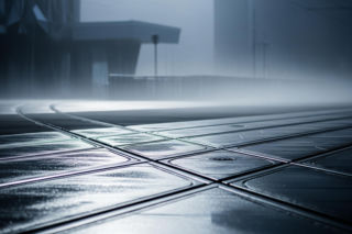 16-latka pod pociągiem w Mysłowicach. Dlaczego policja milczy o jej stanie?