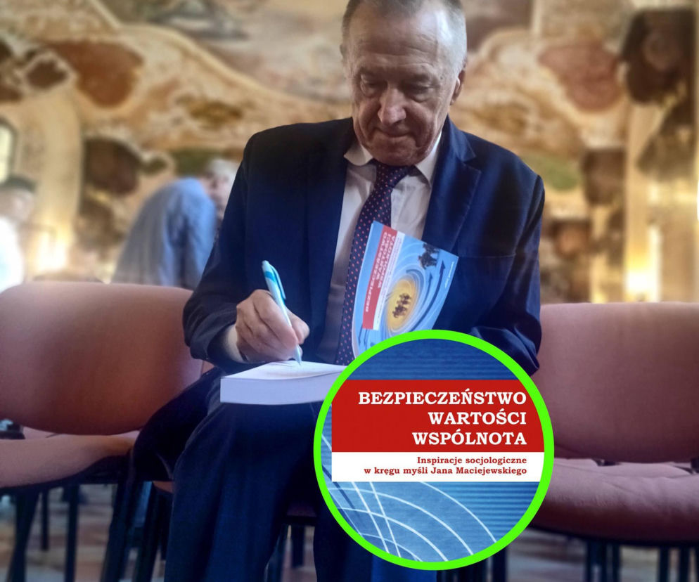 Prof. Jan Maciejewski podpisuje książkę. Obok miniatura jej okładki. O jubileuszu naukowca pisze SE Portal Obronny.
