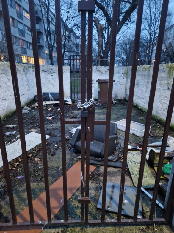 Dzikie śmietnisko w centrum Wrocławia. Mieszkańcy osiedla: Żyjemy w chlewie 