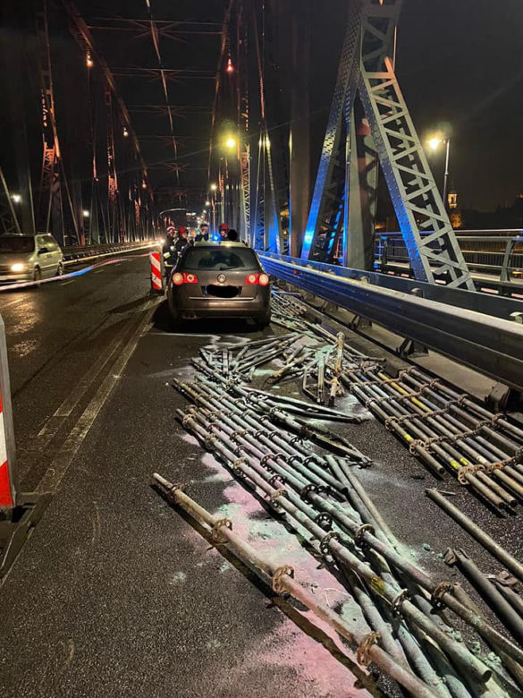 Kuriozalny wypadek na moście w Toruniu. Sprawca wjechał w rusztowanie