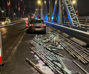 Kuriozalny wypadek na moście w Toruniu. Sprawca wjechał w rusztowanie