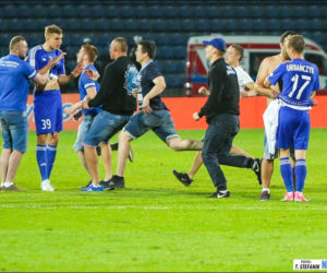 Chorzów: Zadyma na stadionie Ruchu. Kibole odpalili race i wdarli się na murawę [GALERIA]