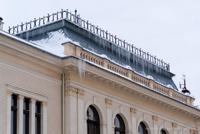 W Rzeszowie trwa walka z zimą. Ważny apel do właścicieli budynków