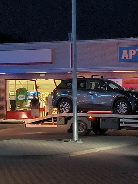 Kobieta wjechała autem do drogerii. Tłumaczy, że pomyliła gaz z hamulcem