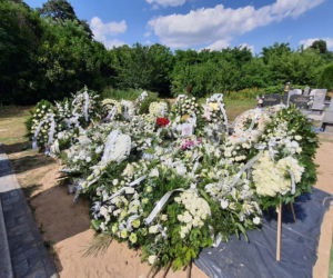 Aniołki spoczęły w grobach przy mamusiach. Morze kwiatów na cmentarzu w Brzozowie