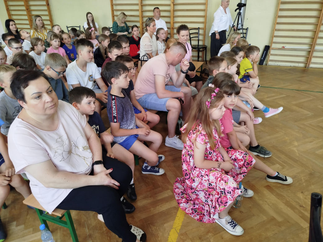 Uczniowie z klas I-III zaprezentowali w SP nr 10 w Siedlcach piosenki z różnych bajek