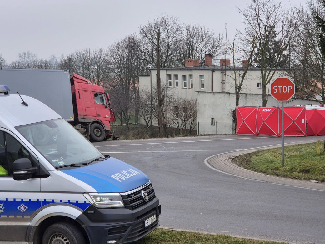 Śmiertelny wypadek na drodze krajowej. Poważne utrudnienia po zderzeniu osobówki z ciężarówką