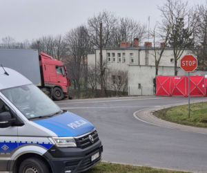 Śmiertelny wypadek na drodze krajowej. Poważne utrudnienia po zderzeniu osobówki z ciężarówką