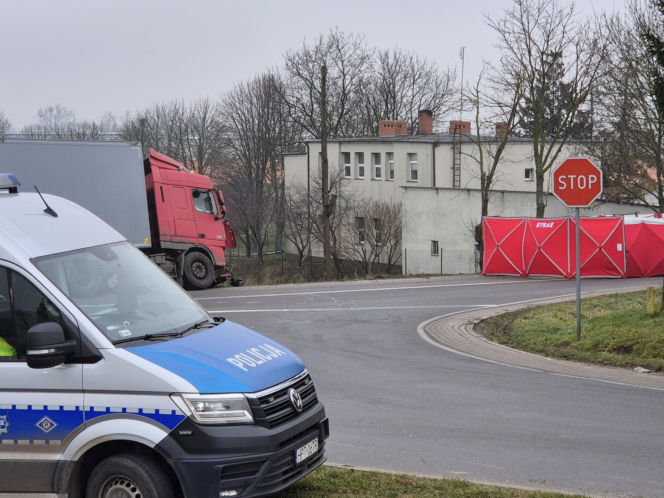 Śmiertelny wypadek na drodze krajowej. Poważne utrudnienia po zderzeniu osobówki z ciężarówką
