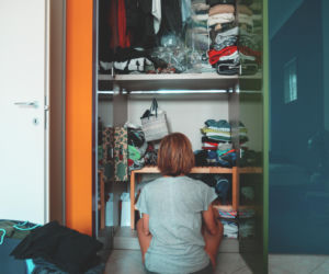 Pełno ubrań, a nie ma co założyć. Tak zrobisz porządek w szafie w jeden wieczór