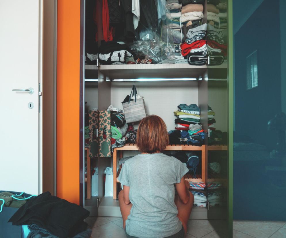 Szafa pełna ubrań, a nie ma co założyć. Tak zrobisz porządek w jedno popołudnie