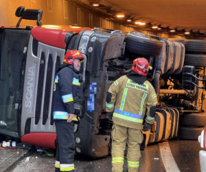 Ciężarówka z mięsem zablokowała tunel. Paraliż komunikacyjny na Ursynowie