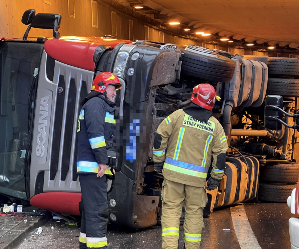 Ciężarówka z mięsem zablokowała tunel. Paraliż komunikacyjny na Ursynowie