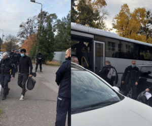 Irakijczycy wywożeni z komendy policji w Toruniu