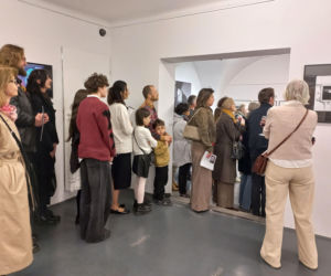 Wystawa słynnego malarza bez obrazów. Beksiński Nieoczywisty. Wystawa Fotografii i Grafik w MBWA w Lesznie