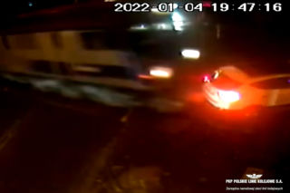 Rudzienice: Pociąg uderzył w samochód na przejeździe kolejowym [WIDEO]