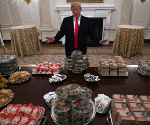 Trump przywitał gości... hamburgerami z fast foodu